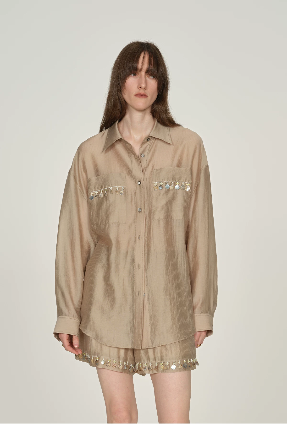 Losvallende damesblouse van lyocell met lange mouwen en schelpversiering